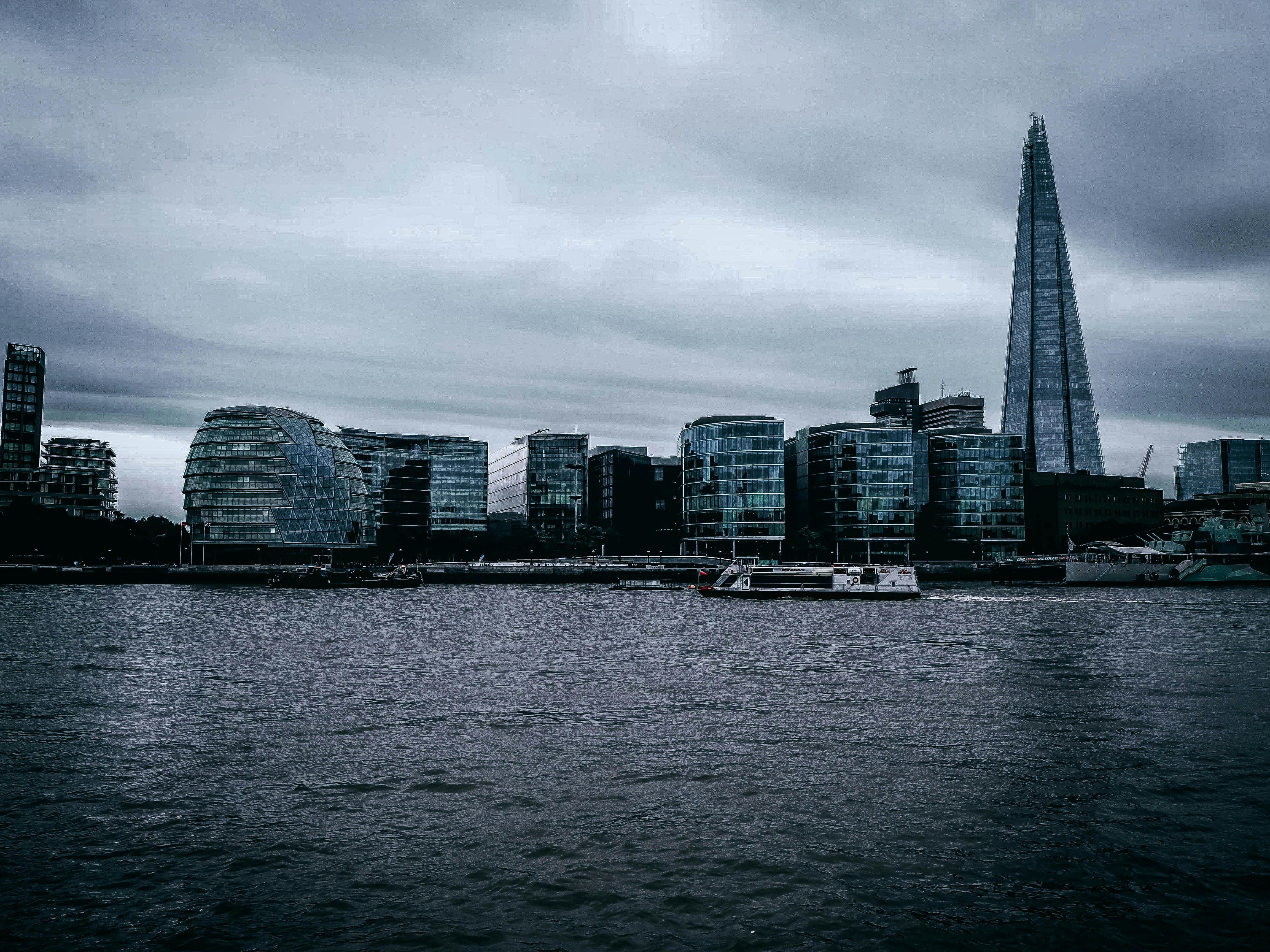 Discover Hidden Gems with Boat Tours of Londons Iconic Landmarks